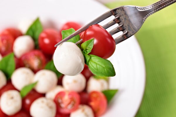 Salade met mozzarella cherry tomaten en basilicum bladeren